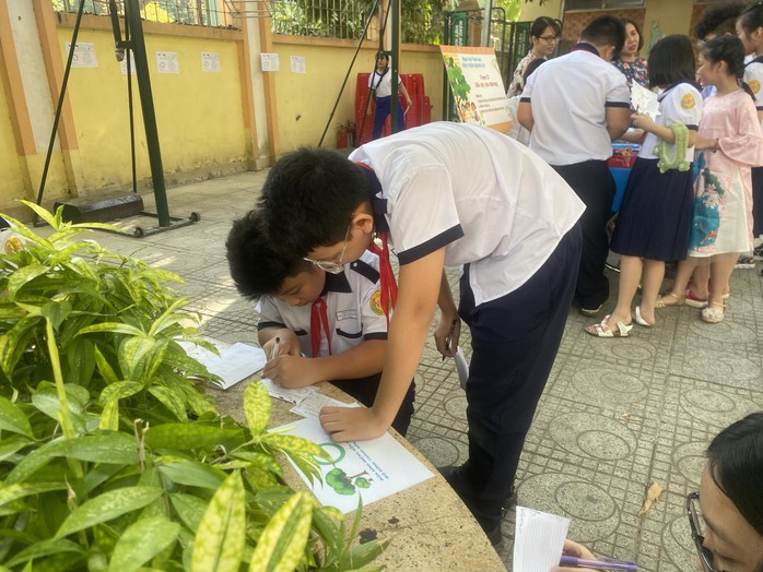 Học sinh tiểu học ùa xuống sân trường để đo vẽ, tính toán- Ảnh 6. Học sinh tiểu học ùa xuống sân trường để đo vẽ, tính toán- Ảnh 6.