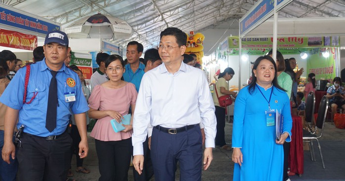 Nghĩa tình phiên chợ Tết ở Bình Dương, Tây Ninh - Ảnh 3. Nghĩa tình phiên chợ Tết ở Bình Dương, Tây Ninh - Ảnh 3.