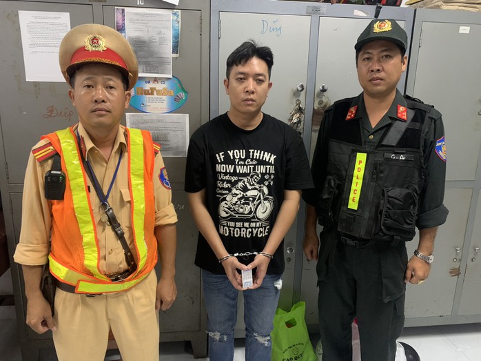 Tiền Giang: Khám phá bất ngờ của CSGT khi kiểm tra nồng độ cồn- Ảnh 1. Tiền Giang: Khám phá bất ngờ của CSGT khi kiểm tra nồng độ cồn- Ảnh 1.
