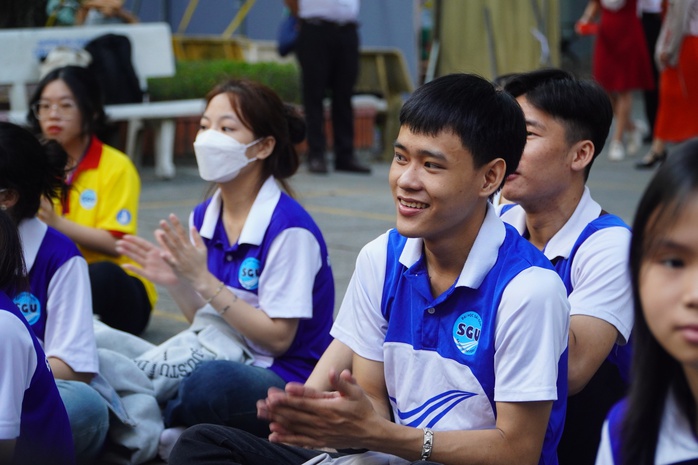Ấm áp chuyến xe đoàn viên đưa sinh viên về quê vui Tết- Ảnh 12. Ấm áp chuyến xe đoàn viên đưa sinh viên về quê vui Tết- Ảnh 12.