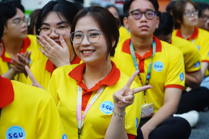 Ấm áp chuyến xe đoàn viên đưa sinh viên về quê vui Tết- Ảnh 13. Ấm áp chuyến xe đoàn viên đưa sinh viên về quê vui Tết- Ảnh 13.