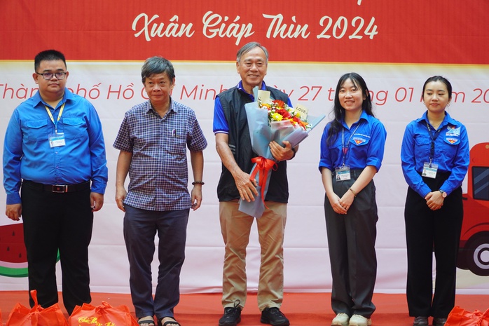 Ấm áp chuyến xe đoàn viên đưa sinh viên về quê vui Tết- Ảnh 16. Ấm áp chuyến xe đoàn viên đưa sinh viên về quê vui Tết- Ảnh 16.