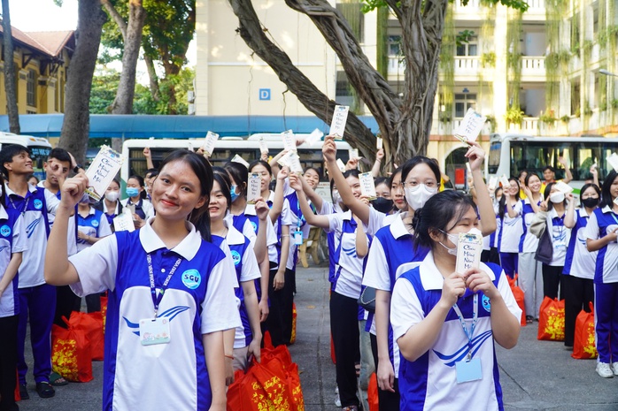 Ấm áp chuyến xe đoàn viên đưa sinh viên về quê vui Tết- Ảnh 15. Ấm áp chuyến xe đoàn viên đưa sinh viên về quê vui Tết- Ảnh 15.