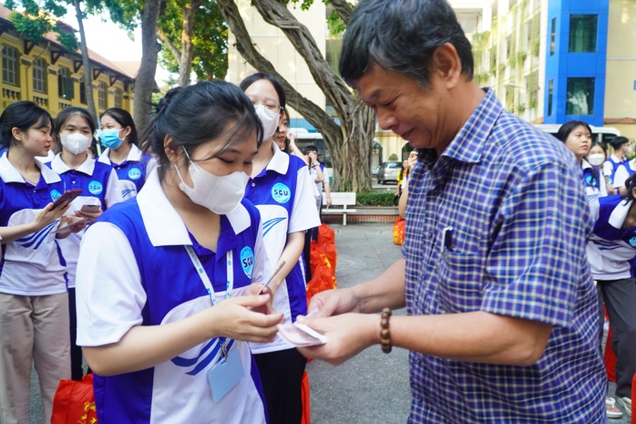 Ấm áp chuyến xe đoàn viên đưa sinh viên về quê vui Tết- Ảnh 4. Ấm áp chuyến xe đoàn viên đưa sinh viên về quê vui Tết- Ảnh 4.