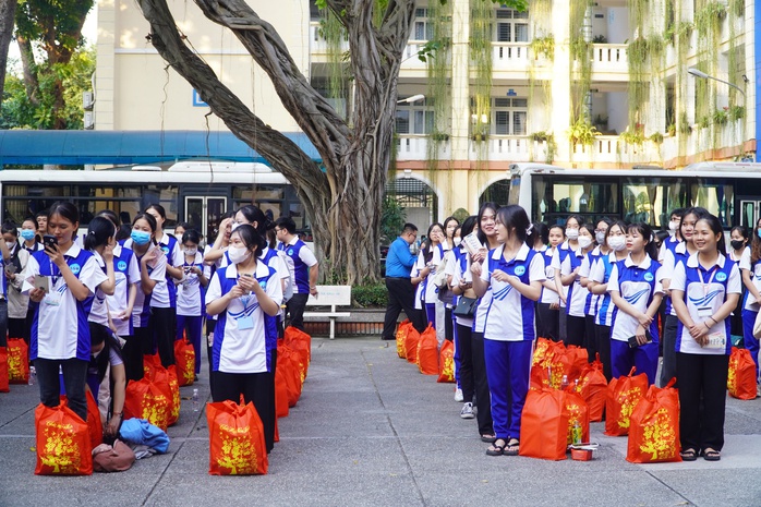 Ấm áp chuyến xe đoàn viên đưa sinh viên về quê vui Tết- Ảnh 17. Ấm áp chuyến xe đoàn viên đưa sinh viên về quê vui Tết- Ảnh 17.