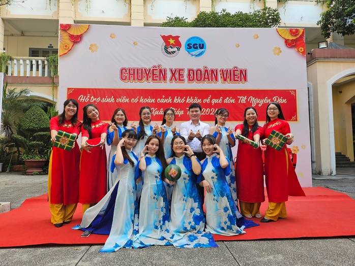 Ấm áp chuyến xe đoàn viên đưa sinh viên về quê vui Tết- Ảnh 21. Ấm áp chuyến xe đoàn viên đưa sinh viên về quê vui Tết- Ảnh 21.