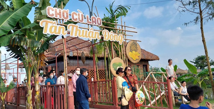 Khách du lịch thích thú chụp ảnh ở cổng chợ Tân Thuận Đông Khách du lịch thích thú chụp ảnh ở cổng chợ Tân Thuận Đông