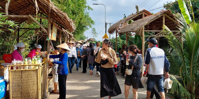 Người bán hàng sử dụng đồ dùng bằng vật liệu không làm ảnh hưởng xấu cho môi trường Người bán hàng sử dụng đồ dùng bằng vật liệu không làm ảnh hưởng xấu cho môi trường