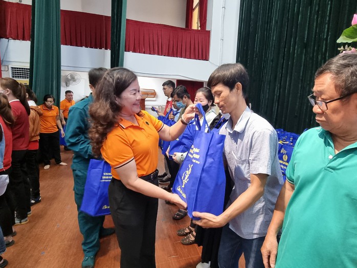 Tết đến gần với đoàn viên - lao động khó khăn- Ảnh 4. Tết đến gần với đoàn viên - lao động khó khăn- Ảnh 4.