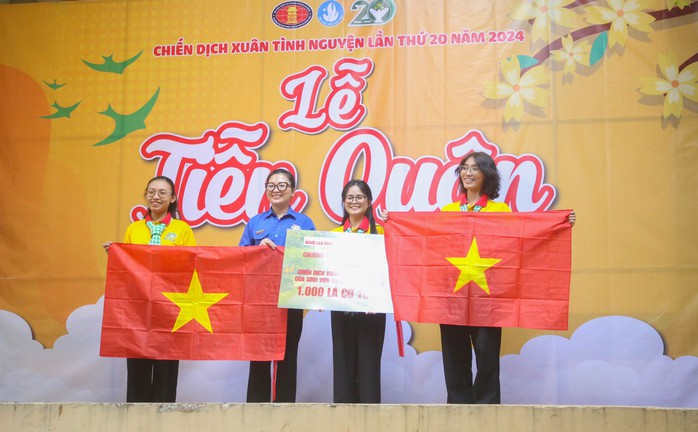 Hơn 1.300 chiến sĩ Xuân Tình nguyện mang Tết đến người dân vùng xa cùng 1.000 lá cờ Tổ quốc- Ảnh 2. Hơn 1.300 chiến sĩ Xuân Tình nguyện mang Tết đến người dân vùng xa cùng 1.000 lá cờ Tổ quốc- Ảnh 2.