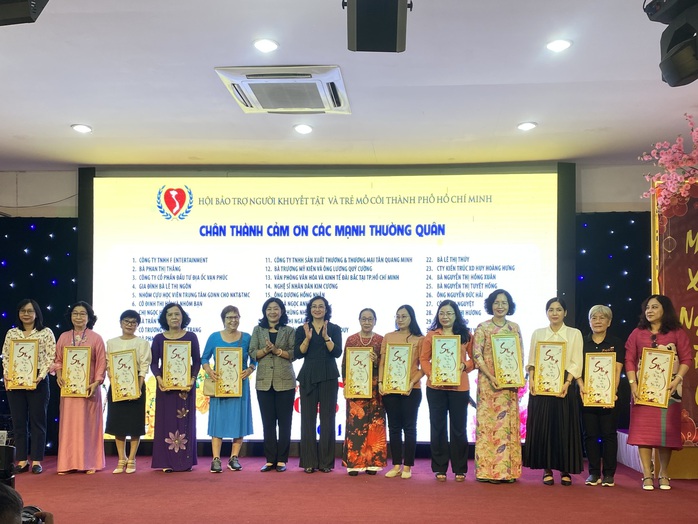 Mang Tết đến với người khuyết tật, trẻ em mồ côi TP HCM- Ảnh 2.