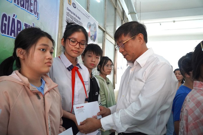 Tết đến với công nhân và con công nhân khó khăn- Ảnh 5. Tết đến với công nhân và con công nhân khó khăn- Ảnh 5.