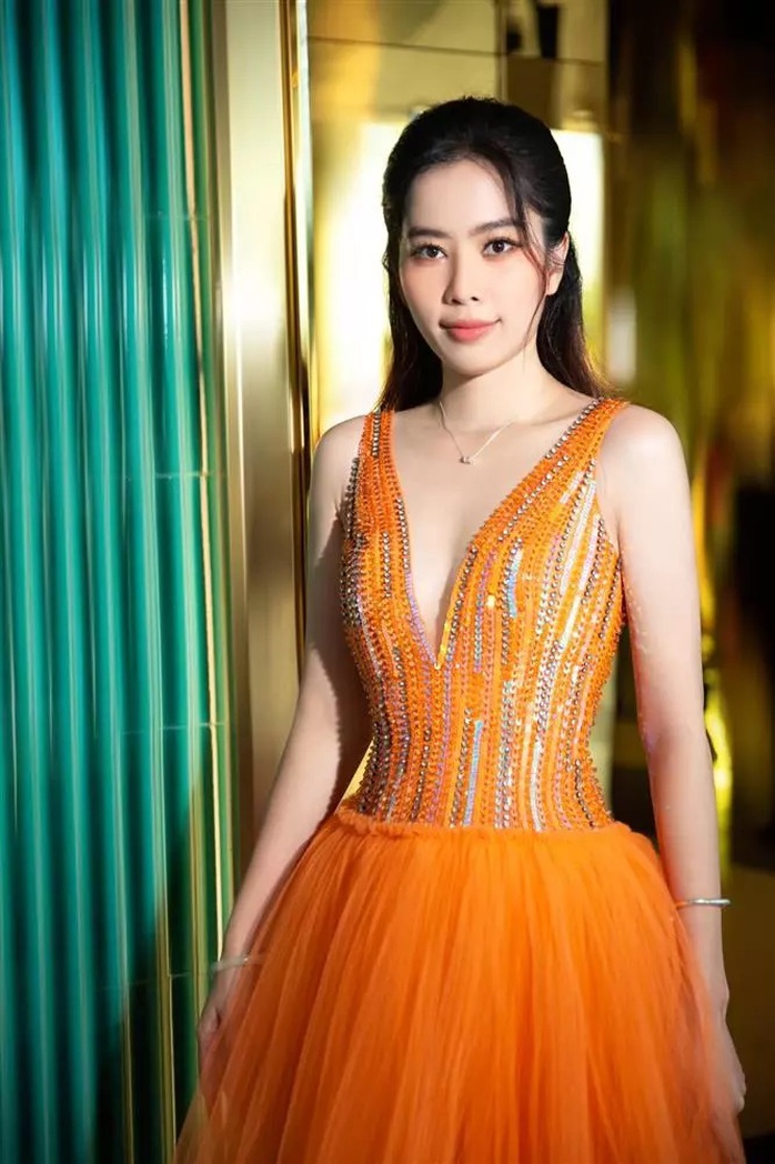 Nam Em cật lực chạy sô để trả nợ tiền tỉ
- Ảnh 1. Nam Em cật lực chạy sô để trả nợ tiền tỉ
- Ảnh 1.