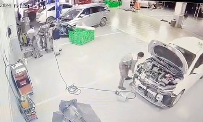 VIDEO: Nổ bình dầu trong xưởng của đại lý ôtô Toyota, 1 người bị thương- Ảnh 1. VIDEO: Nổ bình dầu trong xưởng của đại lý ôtô Toyota, 1 người bị thương- Ảnh 1.