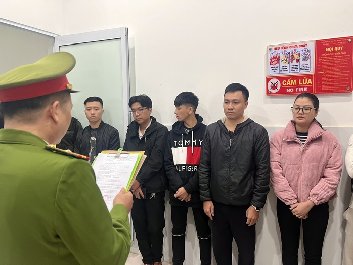 Bắt giữ nhóm cho vay lãi nặng chuyên gắn thiết bị theo dõi người vay- Ảnh 2. Bắt giữ nhóm cho vay lãi nặng chuyên gắn thiết bị theo dõi người vay- Ảnh 2.
