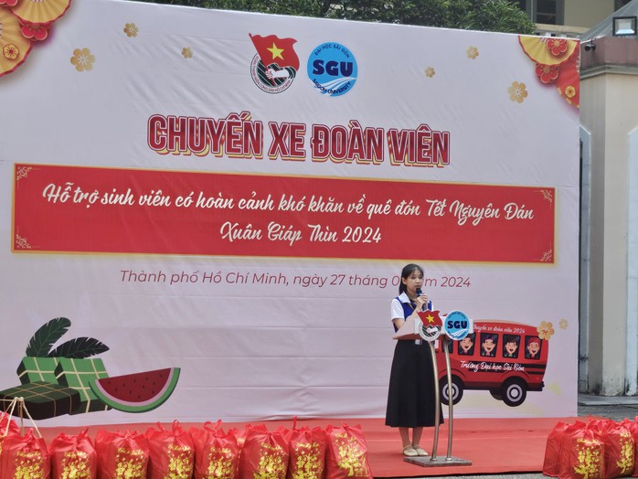 Ấm áp chuyến xe đoàn viên đưa sinh viên về quê vui Tết- Ảnh 10. Ấm áp chuyến xe đoàn viên đưa sinh viên về quê vui Tết- Ảnh 10.