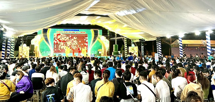 Buổi tối nhộn nhịp, nghĩa tình ở Tân Uyên
- Ảnh 1. Buổi tối nhộn nhịp, nghĩa tình ở Tân Uyên
- Ảnh 1.