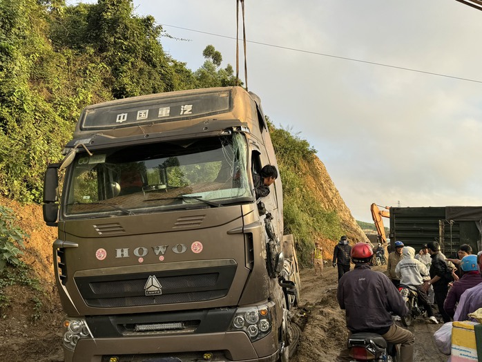 Tai nạn ở đèo An Khê, ô tô xếp hàng cả chục km trên Quốc lộ 19 - Ảnh 4. Tai nạn ở đèo An Khê, ô tô xếp hàng cả chục km trên Quốc lộ 19 - Ảnh 4.