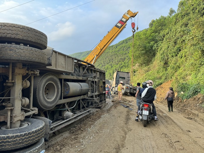 Tai nạn ở đèo An Khê, ô tô xếp hàng cả chục km trên Quốc lộ 19 - Ảnh 2. Tai nạn ở đèo An Khê, ô tô xếp hàng cả chục km trên Quốc lộ 19 - Ảnh 2.