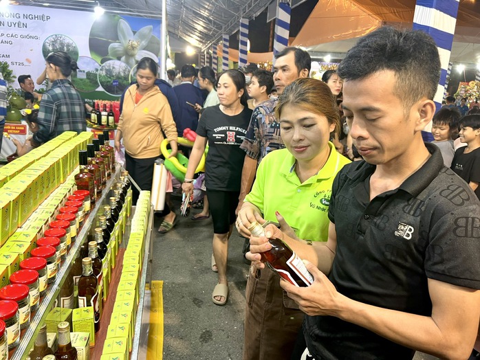 Buổi tối nhộn nhịp, nghĩa tình ở Tân Uyên
- Ảnh 2. Buổi tối nhộn nhịp, nghĩa tình ở Tân Uyên
- Ảnh 2.