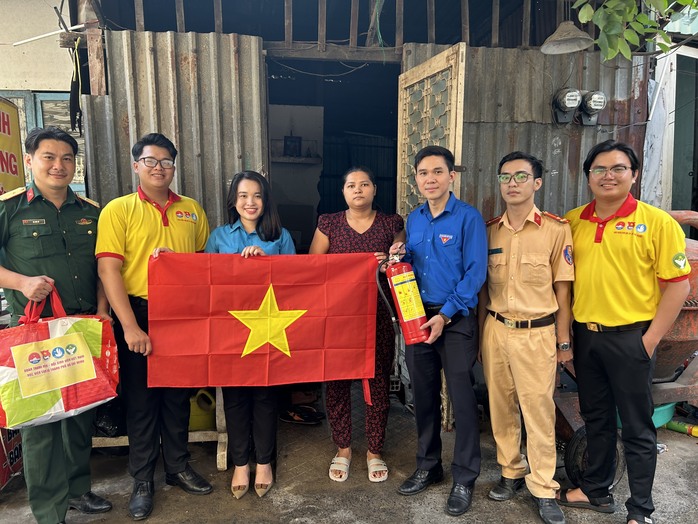 Mỗi phường một tuyến "Đường cờ Tổ quốc"- Ảnh 4. Mỗi phường một tuyến "Đường cờ Tổ quốc"- Ảnh 4.
