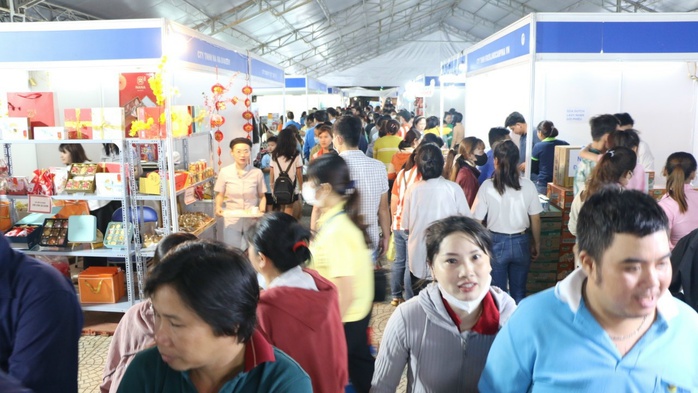 Nghĩa tình phiên chợ Tết ở Bình Dương, Tây Ninh - Ảnh 2. Nghĩa tình phiên chợ Tết ở Bình Dương, Tây Ninh - Ảnh 2.