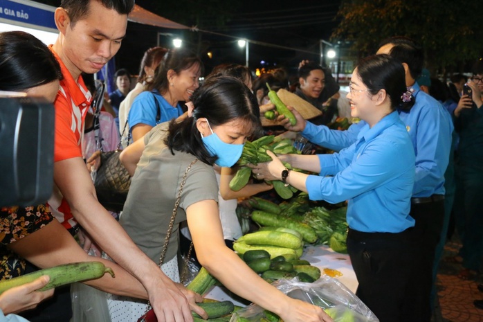 Nghĩa tình phiên chợ Tết ở Bình Dương, Tây Ninh - Ảnh 1. Nghĩa tình phiên chợ Tết ở Bình Dương, Tây Ninh - Ảnh 1.