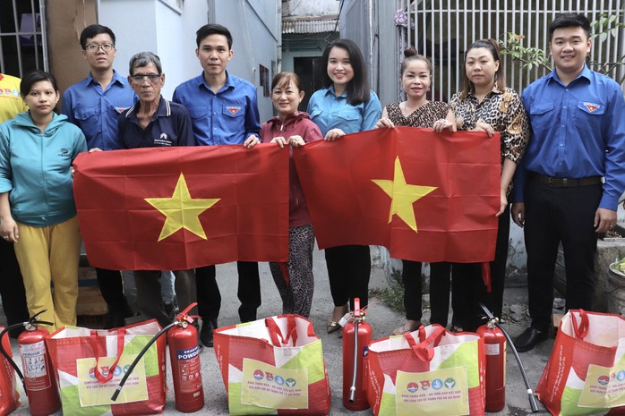 Mỗi phường một tuyến "Đường cờ Tổ quốc"- Ảnh 3. Mỗi phường một tuyến "Đường cờ Tổ quốc"- Ảnh 3.