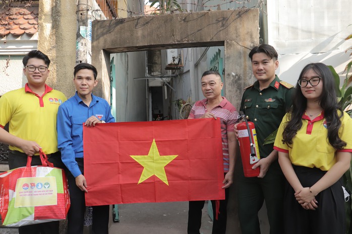 Mỗi phường một tuyến "Đường cờ Tổ quốc"- Ảnh 5. Mỗi phường một tuyến "Đường cờ Tổ quốc"- Ảnh 5.