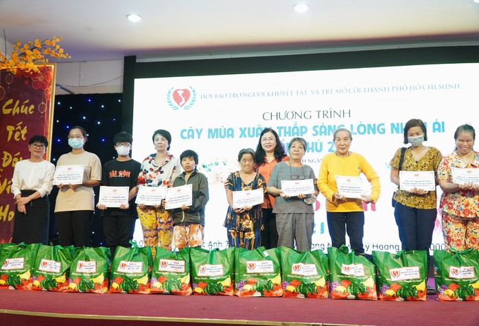 Mang Tết đến với người khuyết tật, trẻ em mồ côi TP HCM- Ảnh 3.