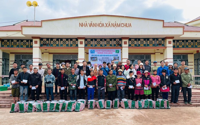 Nhóm thiện nguyện “Vạn sự tùy duyên” trao quà cho người dân khó khăn ở một số tỉnh miền núi phía Bắc Ảnh: VY NHUNG Nhóm thiện nguyện “Vạn sự tùy duyên” trao quà cho người dân khó khăn ở một số tỉnh miền núi phía Bắc Ảnh: VY NHUNG