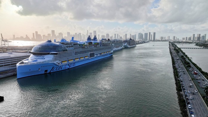 Siêu du thuyền Icon of the Seas khởi hành từ TP Miami, Florida - Mỹ hôm 27-1 Ảnh: REUTERS Siêu du thuyền Icon of the Seas khởi hành từ TP Miami, Florida - Mỹ hôm 27-1 Ảnh: REUTERS