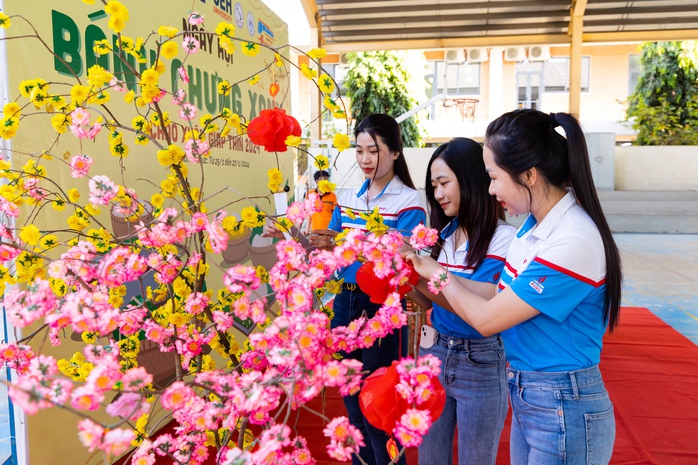 Những chuyến xe đưa 1.100 sinh viên sum họp cùng gia đình- Ảnh 5. Những chuyến xe đưa 1.100 sinh viên sum họp cùng gia đình- Ảnh 5.