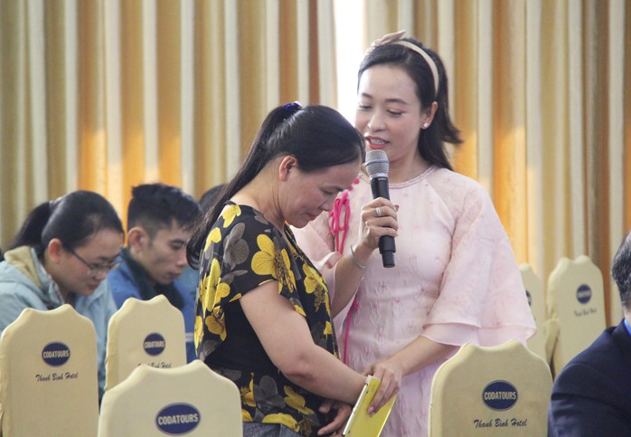Nữ công nhân bật khóc trên sóng truyền hình vì Tết không về quê- Ảnh 2. Nữ công nhân bật khóc trên sóng truyền hình vì Tết không về quê- Ảnh 2.