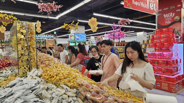 Hàng Tết dồi dào, bảo đảm an toàn thực phẩm- Ảnh 1. Hàng Tết dồi dào, bảo đảm an toàn thực phẩm- Ảnh 1.