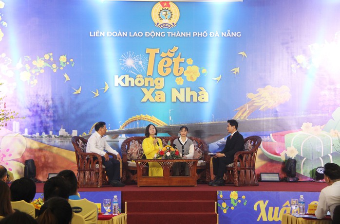 Nữ công nhân bật khóc trên sóng truyền hình vì Tết không về quê- Ảnh 3. Nữ công nhân bật khóc trên sóng truyền hình vì Tết không về quê- Ảnh 3.
