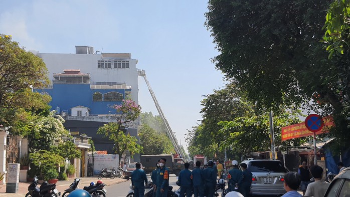 Cháy nhà 6 tầng ở quận Tân Phú- Ảnh 1. Cháy nhà 6 tầng ở quận Tân Phú- Ảnh 1.