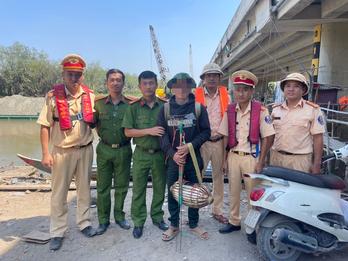 TP HCM: Bắt quả tang 2 người mưu sinh bằng kiểu... huỷ diệt- Ảnh 2. TP HCM: Bắt quả tang 2 người mưu sinh bằng kiểu... huỷ diệt- Ảnh 2.