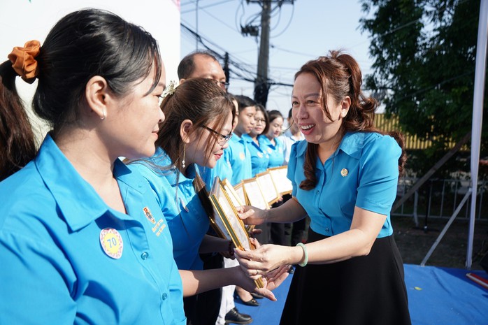 Lao động khắp nơi rộn ràng vui Tết- Ảnh 6. Lao động khắp nơi rộn ràng vui Tết- Ảnh 6.