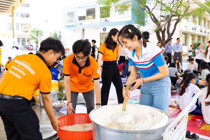 Những chuyến xe đưa 1.100 sinh viên sum họp cùng gia đình- Ảnh 3. Những chuyến xe đưa 1.100 sinh viên sum họp cùng gia đình- Ảnh 3.