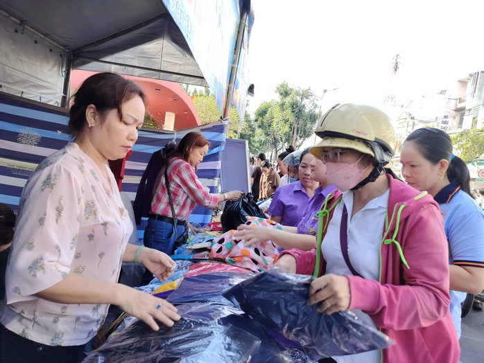 Lao động khắp nơi rộn ràng vui Tết- Ảnh 4. Lao động khắp nơi rộn ràng vui Tết- Ảnh 4.