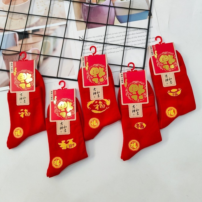 Khi đàm phán hợp tác, tuổi Sửu nên vớ màu đỏ để gia tăng may mắn. Ảnh: Weibo Khi đàm phán hợp tác, tuổi Sửu nên vớ màu đỏ để gia tăng may mắn. Ảnh: Weibo