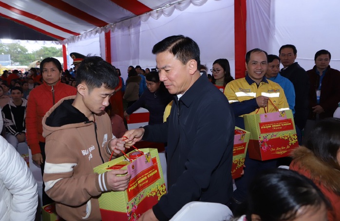 Thủ tướng tặng quà Tết gia đình chính sách, công nhân, người lao động tại Thanh Hóa- Ảnh 5. Thủ tướng tặng quà Tết gia đình chính sách, công nhân, người lao động tại Thanh Hóa- Ảnh 5.