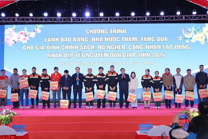 Thủ tướng tặng quà Tết gia đình chính sách, công nhân, người lao động tại Thanh Hóa- Ảnh 3. Thủ tướng tặng quà Tết gia đình chính sách, công nhân, người lao động tại Thanh Hóa- Ảnh 3.