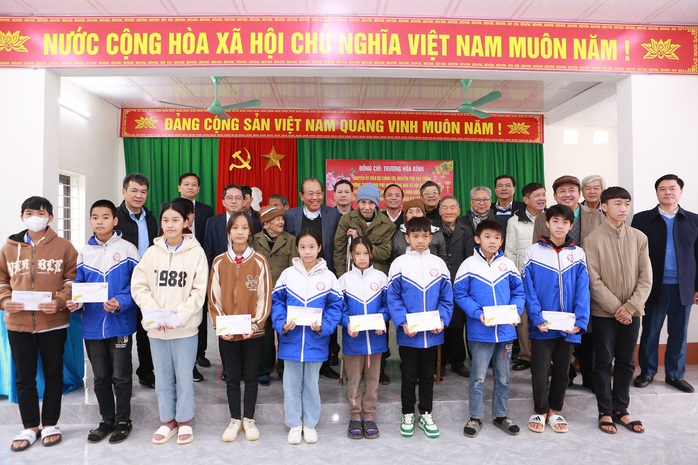 Nguyên Phó Thủ tướng Thường trực Trương Hòa Bình tặng quà Tết cho học sinh, hộ khó khăn- Ảnh 1. Nguyên Phó Thủ tướng Thường trực Trương Hòa Bình tặng quà Tết cho học sinh, hộ khó khăn- Ảnh 1.