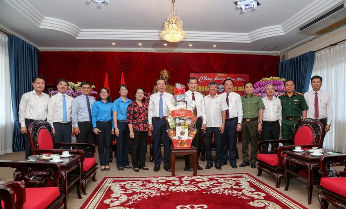 Bí thư Thành ủy TP HCM tặng quà công nhân, hộ nghèo ở Đồng Nai- Ảnh 3. Bí thư Thành ủy TP HCM tặng quà công nhân, hộ nghèo ở Đồng Nai- Ảnh 3.