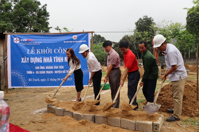 Năm 2024, EVNCPC tiếp tục hỗ trợ xây dựng 70 căn nhà tình nghĩa- Ảnh 2. Năm 2024, EVNCPC tiếp tục hỗ trợ xây dựng 70 căn nhà tình nghĩa- Ảnh 2.