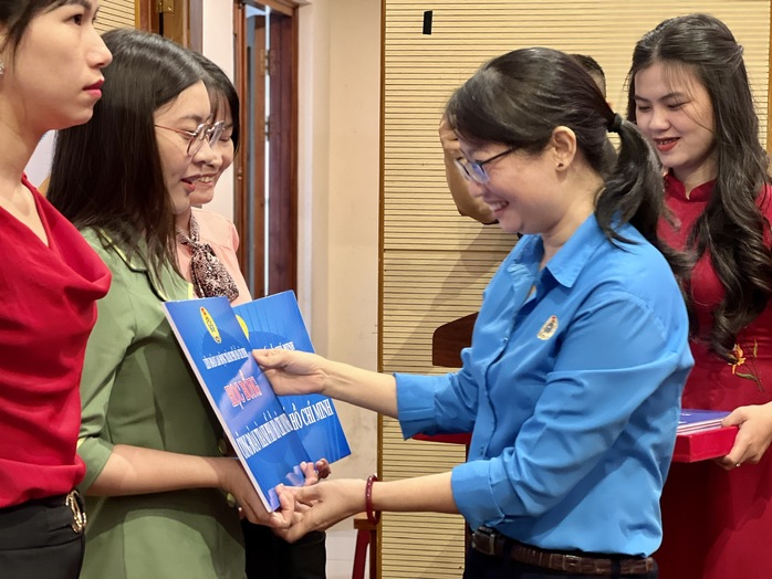 Trao 34 suất học bổng cho đoàn viên - lao động vượt khó- Ảnh 1.