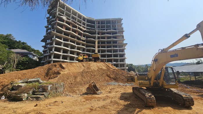 Chủ tòa nhà 12 tầng ở Phú Quốc đang tự tháo dỡ công trình vi phạm- Ảnh 2. Chủ tòa nhà 12 tầng ở Phú Quốc đang tự tháo dỡ công trình vi phạm- Ảnh 2.
