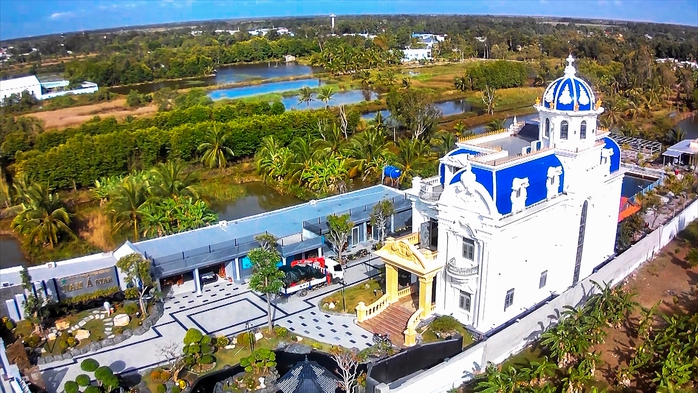 “Biệt phủ” của ông Hồ An T. ở TP Cà Mau (tỉnh Cà Mau) xây dựng không đúng quy định trên đất nuôi trồng thủy sản được cho tồn tại gần hết công trình đã gây nhiều lo ngại cho người dânẢnh: VÂN DU “Biệt phủ” của ông Hồ An T. ở TP Cà Mau (tỉnh Cà Mau) xây dựng không đúng quy định trên đất nuôi trồng thủy sản được cho tồn tại gần hết công trình đã gây nhiều lo ngại cho người dânẢnh: VÂN DU